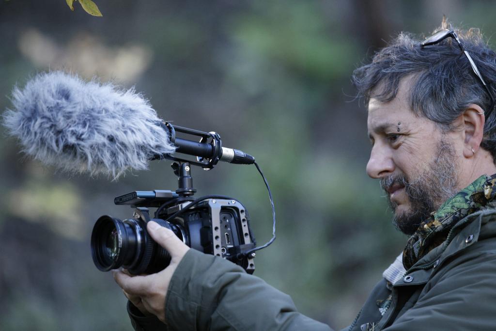 Massimo Tabai al lavoro con la cinepresa